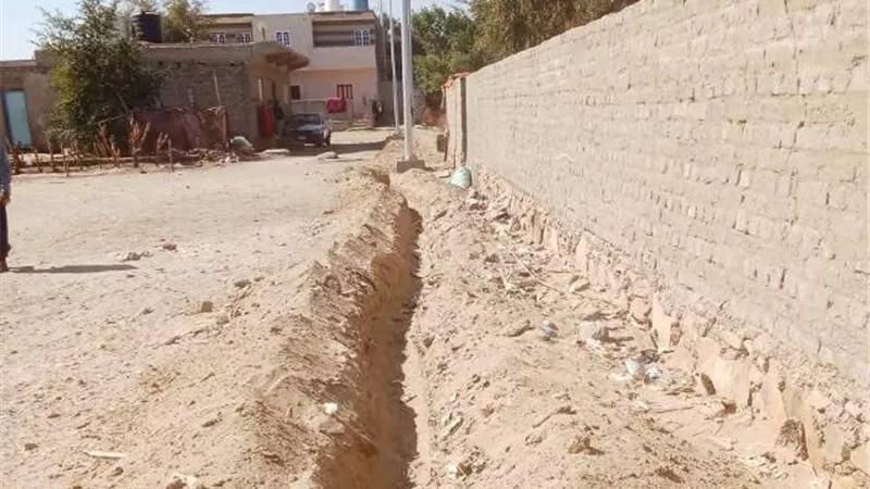 أعمدة إنارة جديدة واستمرار أعمال حفر الكابلات فى القصير