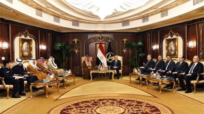 وزير الداخلية يؤكد الحرص على توطيد التعاون مع أجهزة الأمن بدولة الكويت