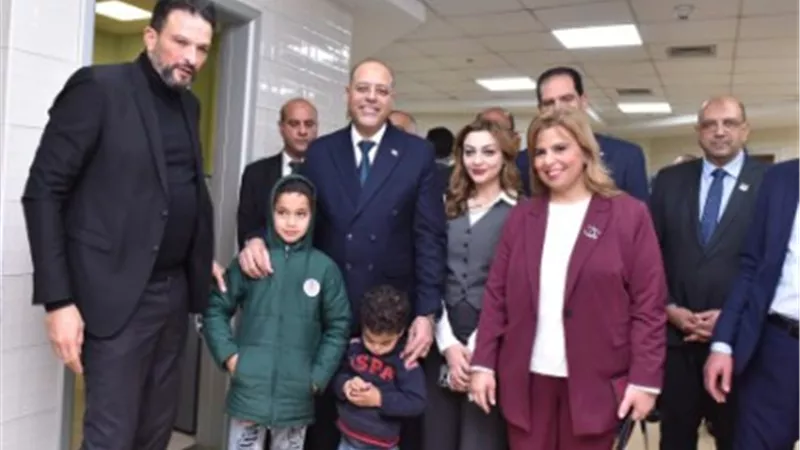 وزير العمل يشيد بالخدمات الصحية المجانية المقدمة للمواطنين بمستشفى الناس