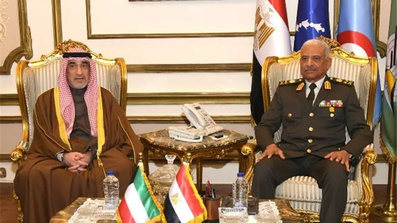 وزير الدفاع يلتقى النائب الأول لرئيس مجلس الوزراء ووزير الدفاع ووزير الداخلية الكويتى