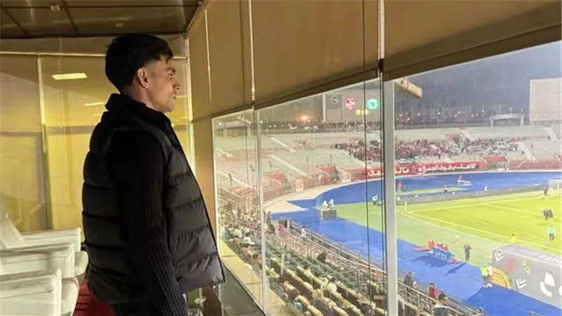 أشرف بن شرقي يتواجد في مباراة الأهلي ومودرن سبورت
