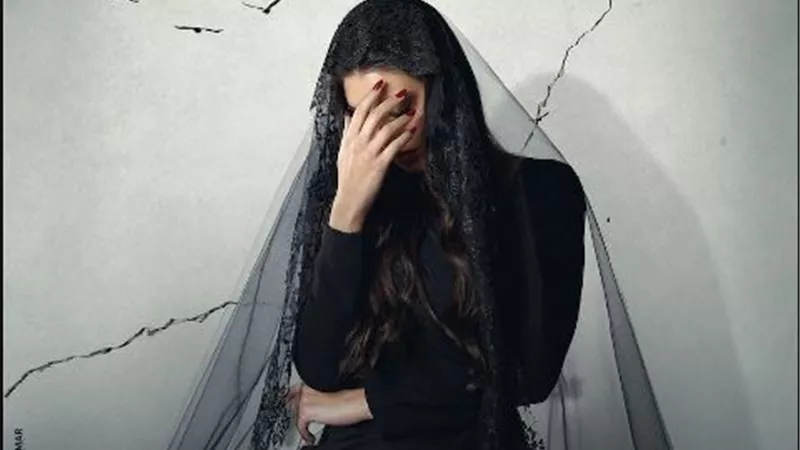 ياسمين صبري تثير الجدل بفستان أسود في بوستر 