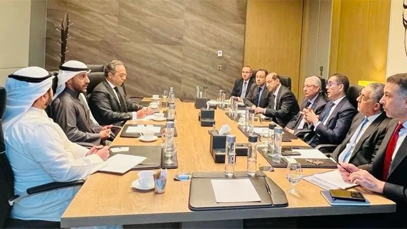 وزير الاستثمار يلتقي وفد مجموعة 
