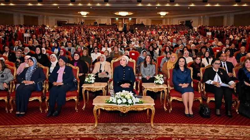 السيدة انتصار السيسى تشهد ندوة 
