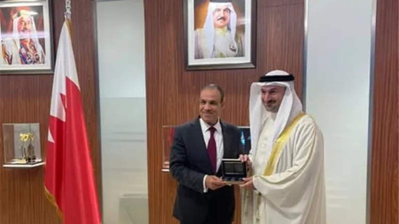 وزير الخارجية يلتقي بوزير الصناعة والتجارة البحريني في المنامة