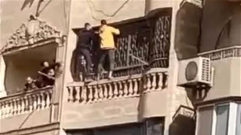 شاب يتسلق 6 طوابق لينقذ عائلة كاملة من الحريق فى فيصل