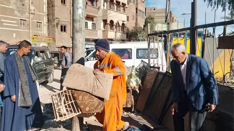 محافظ أسيوط: إزالة اشغالات وتعديات الباعة الجائلين على حرم الطرق