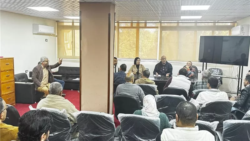 وكيل وزارة الصحة بقنا يجتمع ورؤساء أقسام العناية المركزة