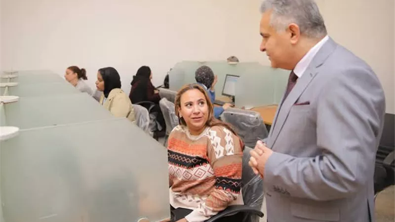حنيجل يتفقد الاختبارات الإلكترونية لمرشحي وظائف الخدمات المؤداة