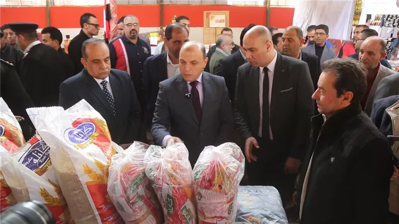 محافظ كفرالشيخ يفتتح معارض 
