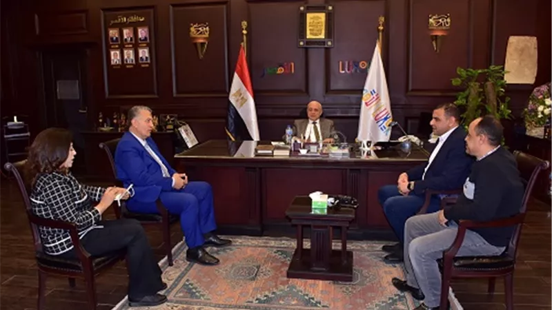 محافظ الأقصر يستقبل وفد إدارة شركة مصر العليا لتوزيع الكهرباء
