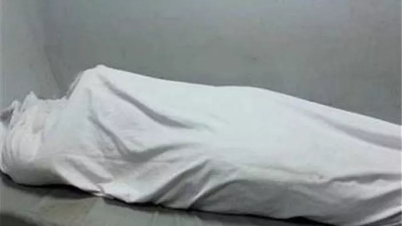 مهتز نفسيا يهشم رأس والدته العجوز بـ