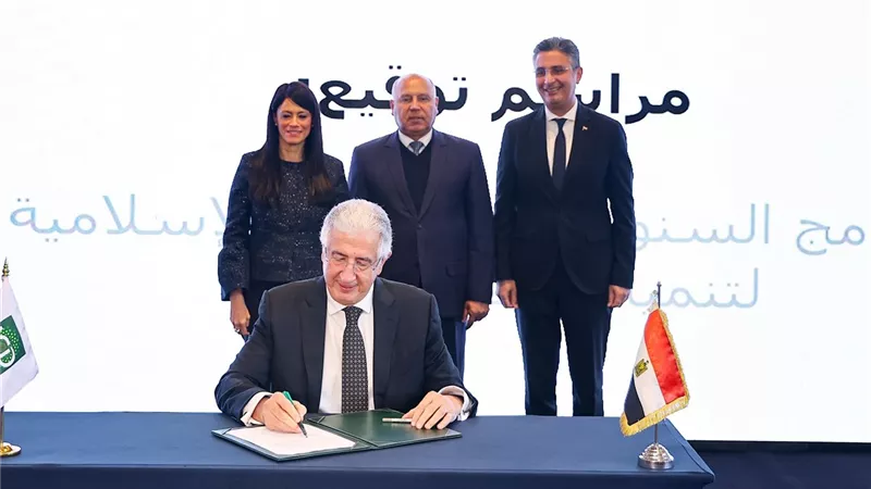 مصر تعزز شراكتها مع البنك الإسلامي باتفاقيتين بـ1.6 مليار دولار