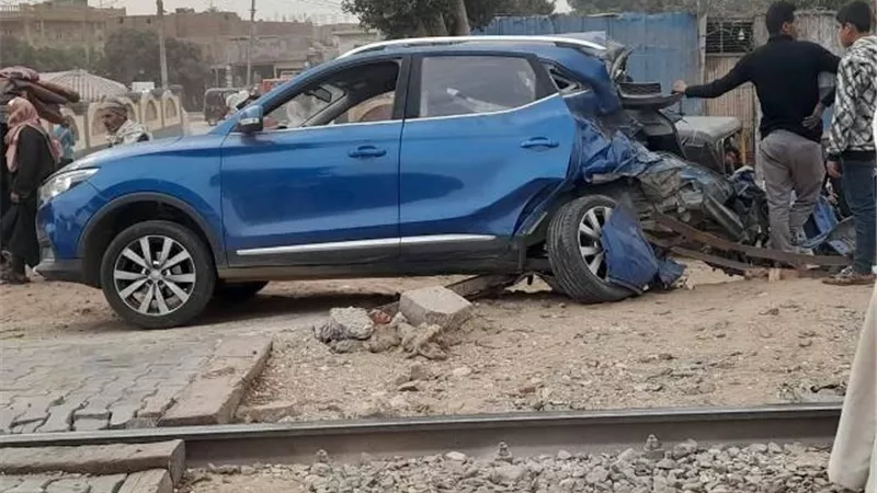 العناية الإلهية تنقذ سائق سيارة أطاح بها قطار على مزلقان العياط