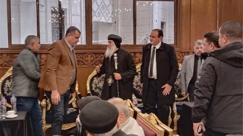 مدير تعليم دمياط يُقدم واجب العزاء في وفاة والد الأنبا ماركوس