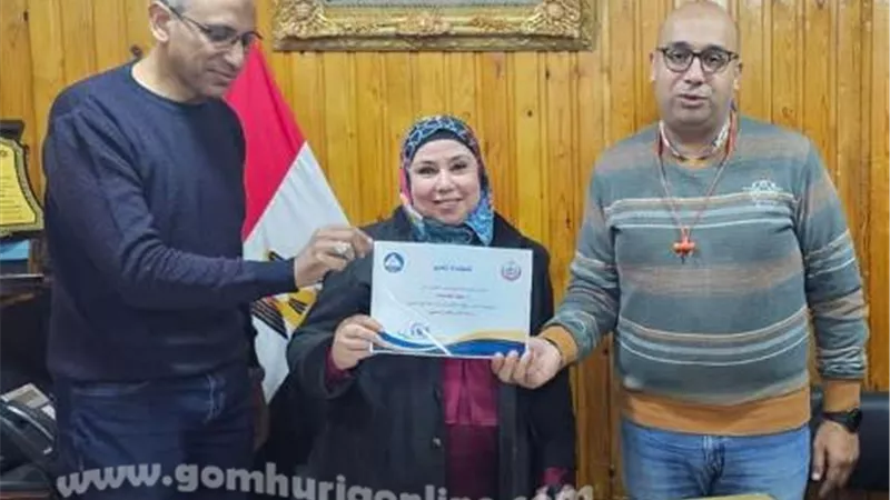 وكيل الصحة بدمياط يكرم الفرق المعملية المتميزين