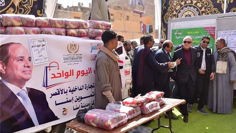 محافظ الأقصر يتفقد سوق 