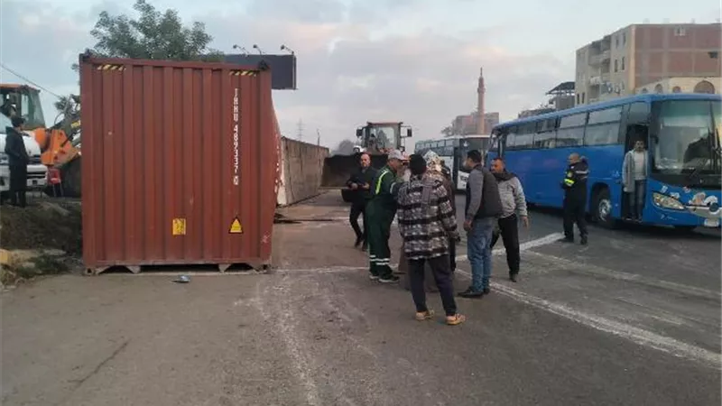 بعد رفع آثار انقلاب تريلا.. فتح طريق القاهرة الإسكندرية الزراعى