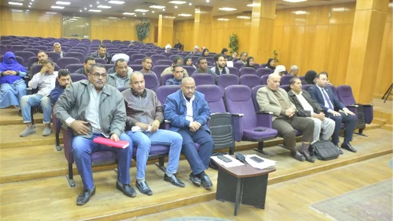 السكرتير العام للأقصر يبحث 27 طلب وشكوى خلال اليوم المفتوح