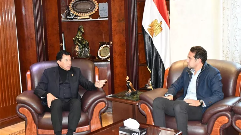 وزير الشباب يبحث استعدادات مؤتمر 