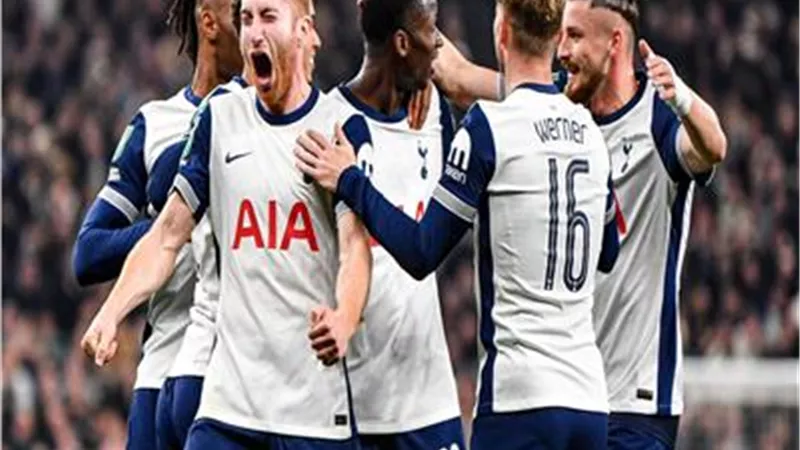 توتنهام يعلن مدة غياب مدافع الفريق عن الملاعب