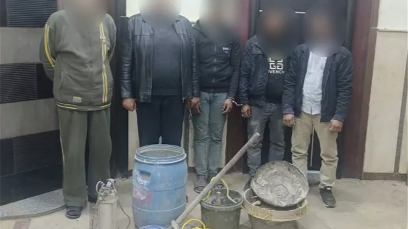 ضبط 5 أشخاص ينقبون عن 
