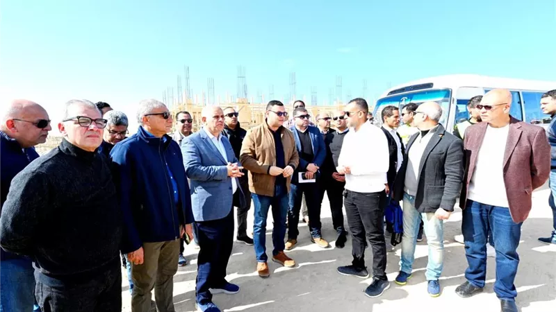 وزير الإسكان يتفقد مشروعات الطرق والبحيرات بـ الساحل الشمالي