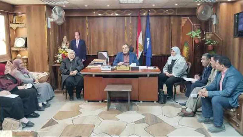 مدير تعليم دمياط يناقش الإستعداد للفصل الدراسي الثانى