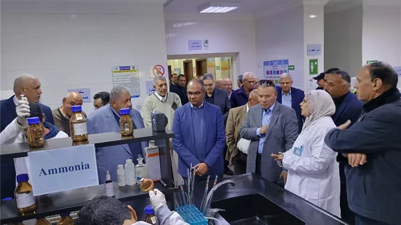نائب وزير الإسكان يقوم بجولة بمنظومة مياه الشرب والصرف الصحي