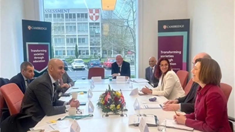 وزير التعليم يبحث مع جامعة كامبريدج تطوير المناهج وتدريب المعلمين