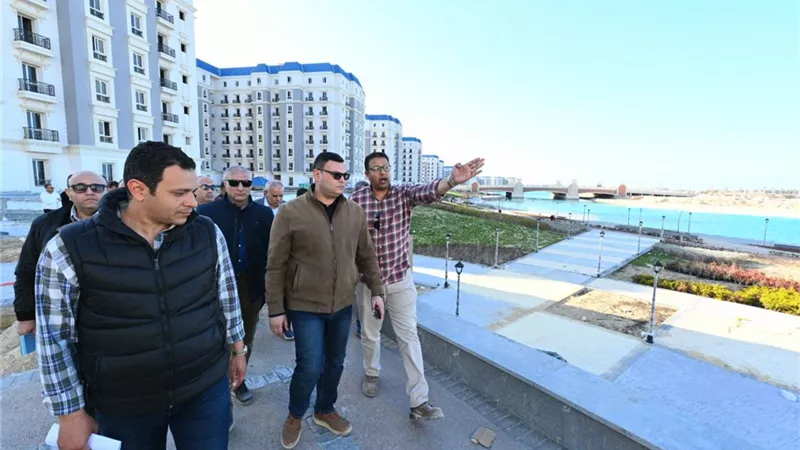وزير الإسكان يتفقد الحي اللاتيني والمدينة التراثية بالعلمين الجديدة