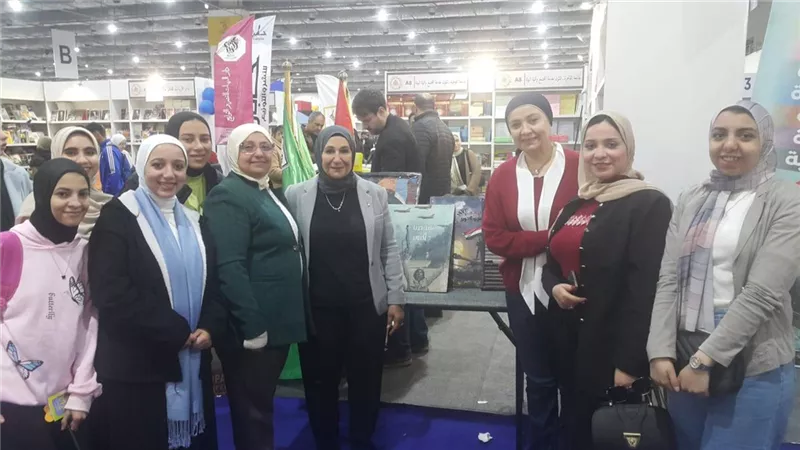 وفد من كلية التربية للطفولة المبكرة يزور جناح الجامعة بمعرض الكتاب