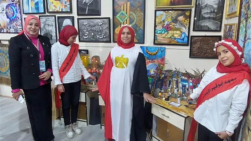 أعمال فنية لطلاب ومعلمي المعاهد تخطف الأنظار بمعرض الكتاب