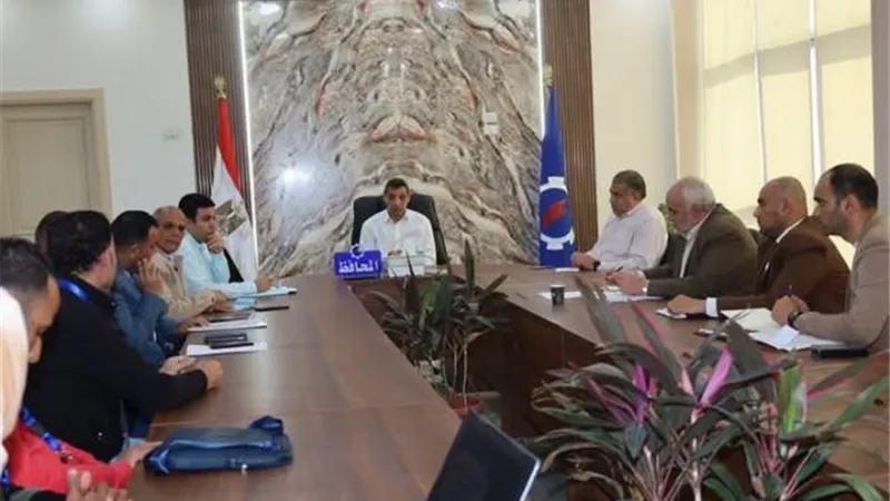 محافظ السويس يبحث أوضاع المتعاقدين بمديرية الشئون الصحية