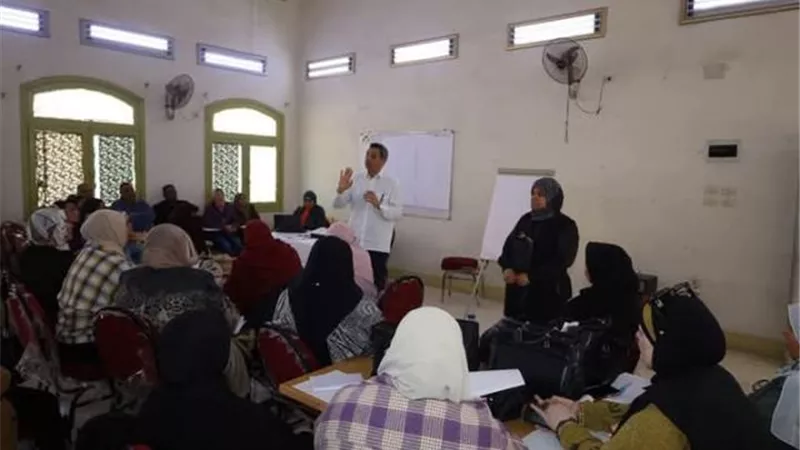 محافظ السويس يتابع تدريب لمديري المدارس بمدرسة السويس الفندقية
