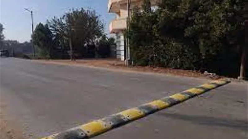 انشاء مطبات صناعية وتركيب إشارات ضوئية للحد من الحوادث بشارع 9 بالمقطم