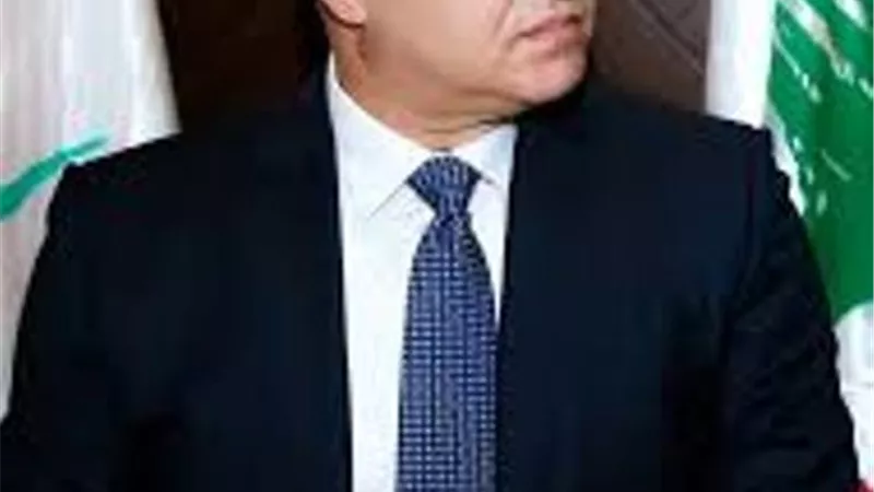 الرئيس اللبناني يدعو فرنسا للضغط على إسرائيل للانسحاب الكامل من البلاد