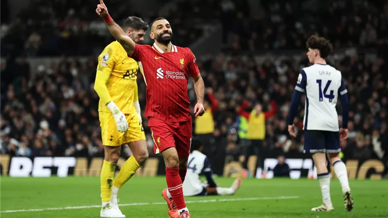 مدافع توتنهام يتحدى محمد صلاح قبل مواجهة كأس كاراباو