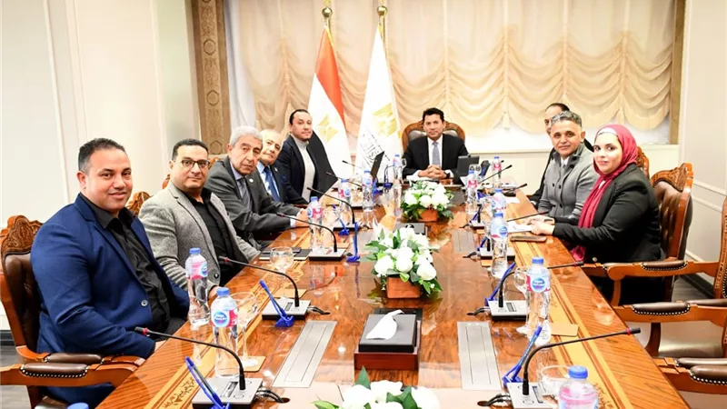 وزير الشباب يبحث تطوير الراليات الصحراوية ويطلق مبادرة “أنت قدوة”