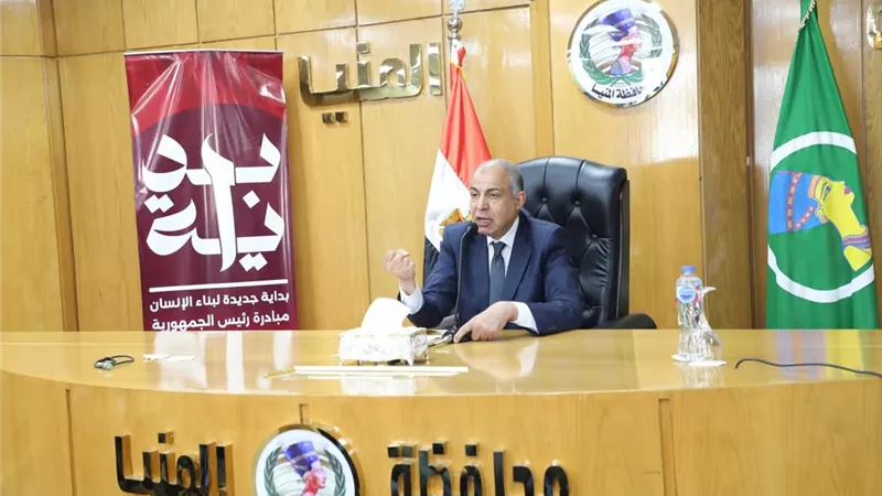 محافظ المنيا يكرم موظفى إدارة خدمة المواطنين