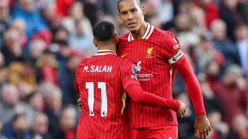تطورات جديدة بشأن تجديد عقود محمد صلاح وفان دايك مع ليفربول