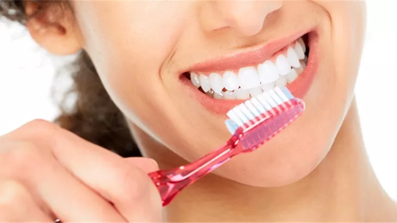 طبيب يوضح الطريقة الصحيحة لتنظيف الأسنان
