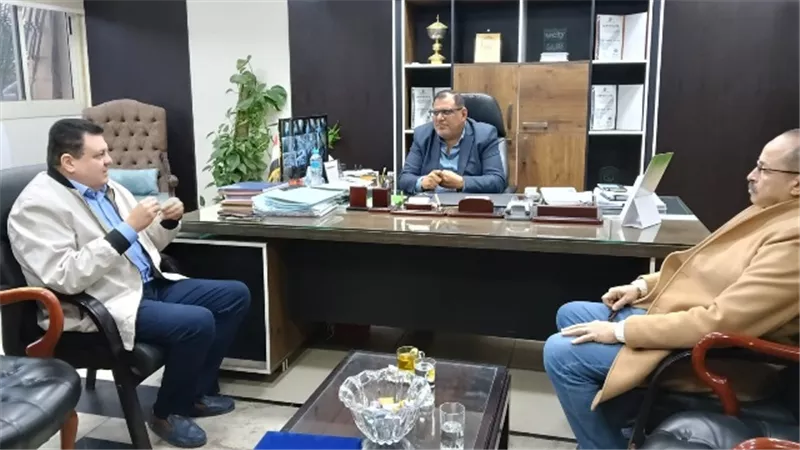 تفاصيل اجتماع رئيس جهاز مدينة الشروق ورئيس نادى جرين هيلز.. صور