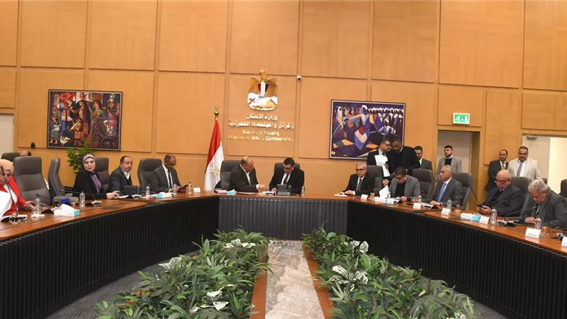 وزير الإسكان يعقد اجتماعا مع أعضاء مجلسي 