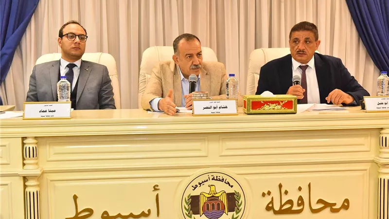 محافظ أسيوط يناقش معدلات الأداء بملفي التصالح والتقنين