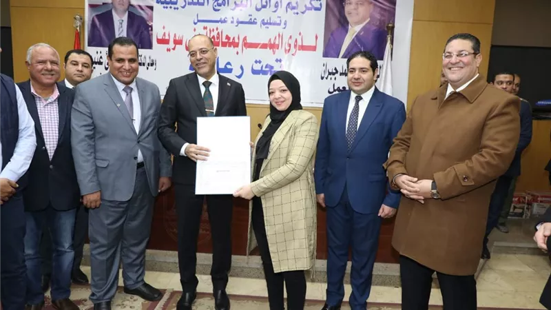 وزير العمل يكرم أوائل التدريب المهني ويسلم عقود عمل لذوي الهمم ببنى سويف