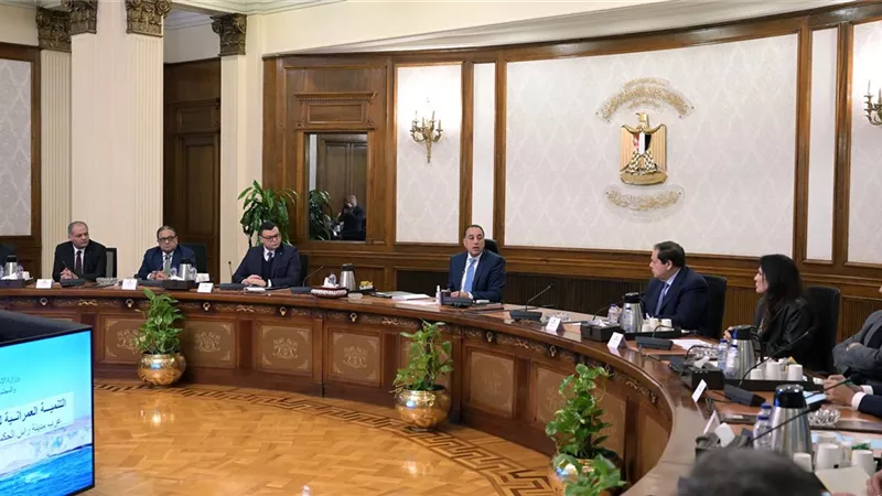 رئيس الوزراء يستعرض موقف أعمال التنمية بالساحل الشمالي الغربي