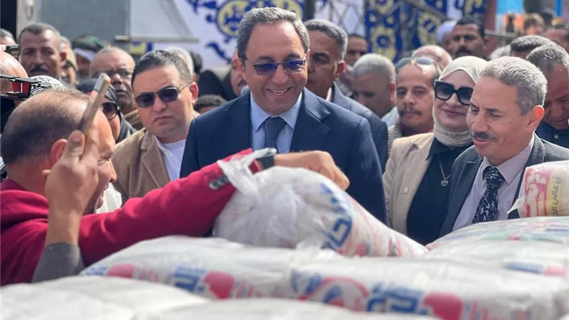 محافظ قنا يفتتح سوق اليوم الواحد لتوفير السلع الغذائية بنجع حماد