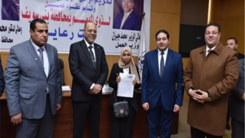 وزير العمل يسلم عقود لذوي الهمم.. وشهادات لخريجي دورات تدريب مهني