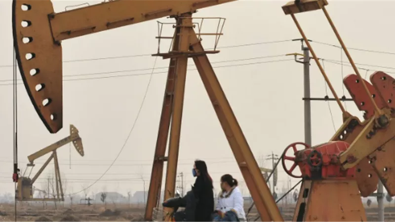 النفط مستقر بين ضغوط إيران وتجاهل الرسوم الصينية